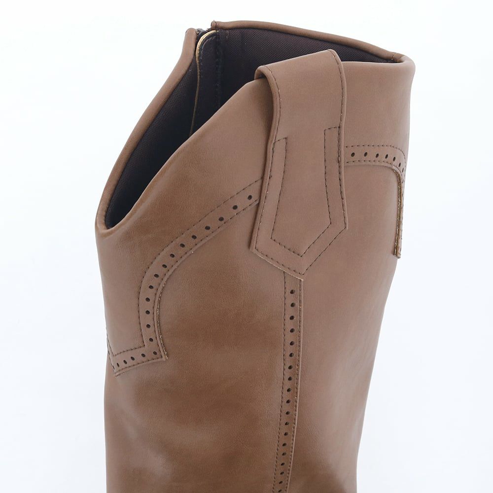 履き口は深めのVカットで足を動かしやすい