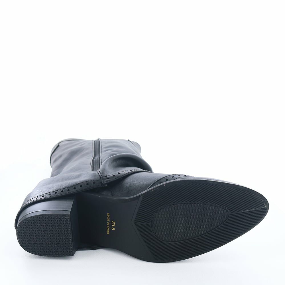 アウトソールは細かな凹凸で滑りにくいデザイン