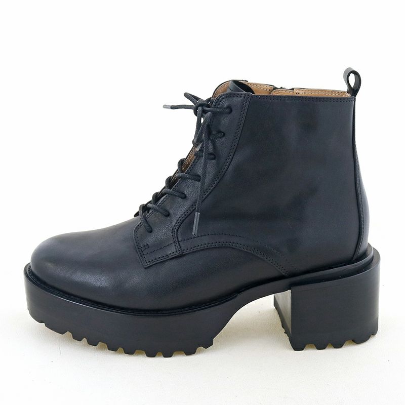 短い丈感で洋服を選ばず合わせやすい一足