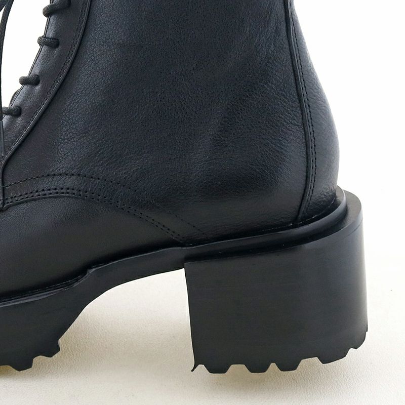 少しはみ出たカップソールが旬なデザイン