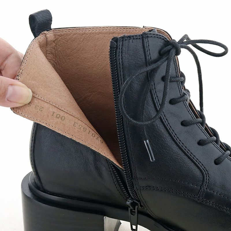 内側ファスナーで楽ちん、裏地もやわらかな革で包まれます