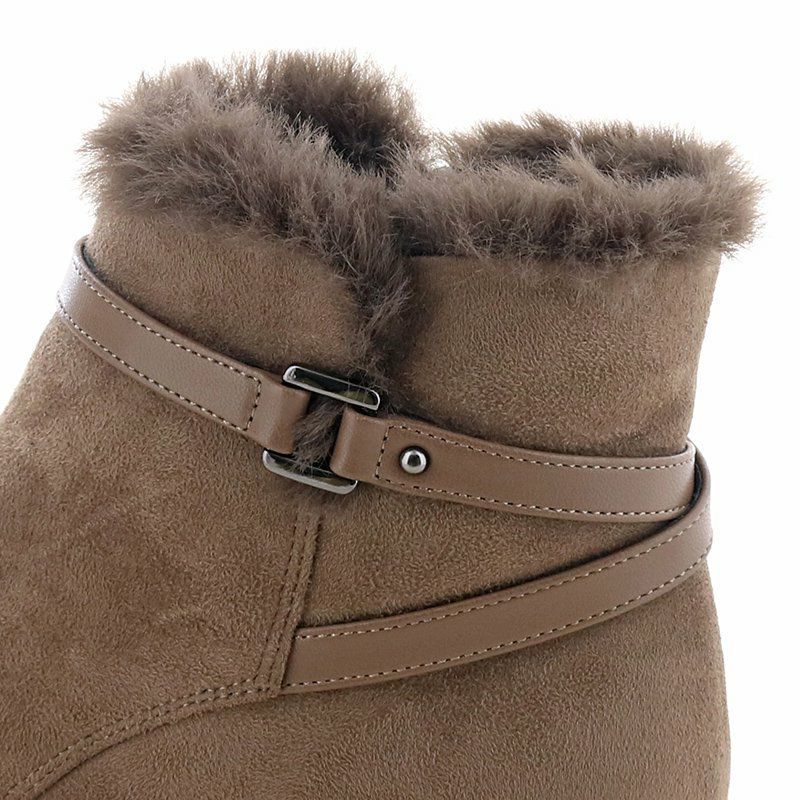 細めのベルトのついたデザインが光ります