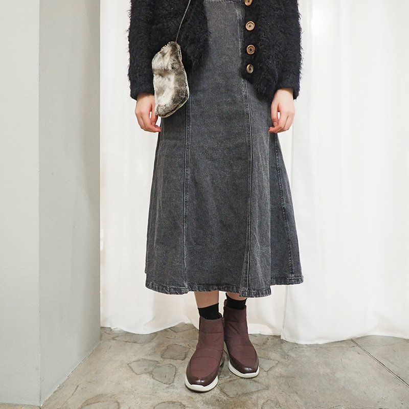 ダークブラウン