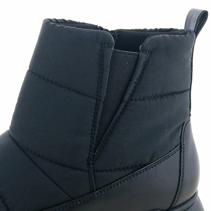 サイドのゴムで足首が動かしやすく、歩きやすい