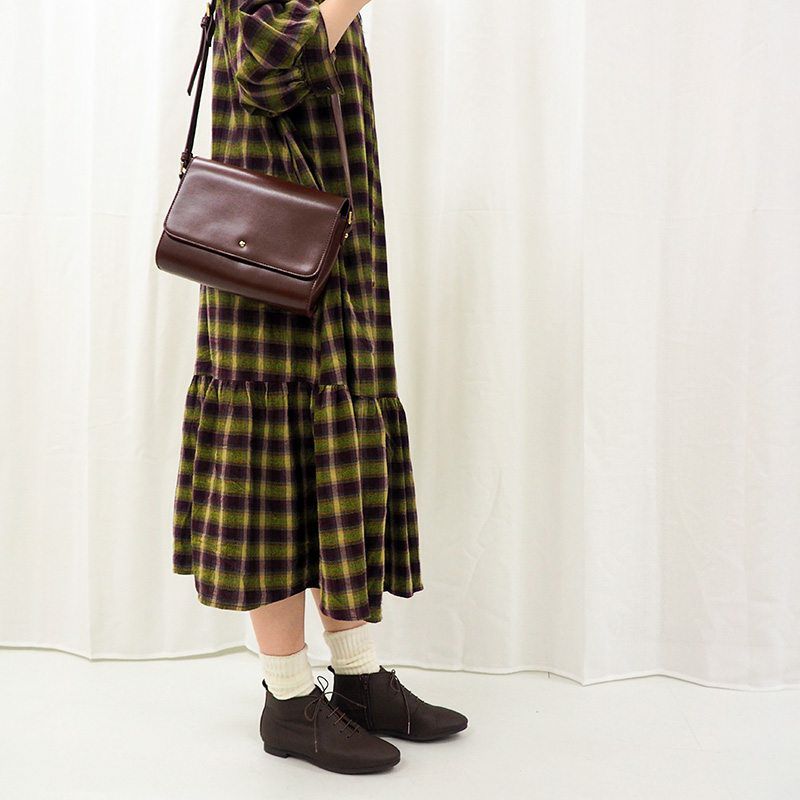 ダークブラウン