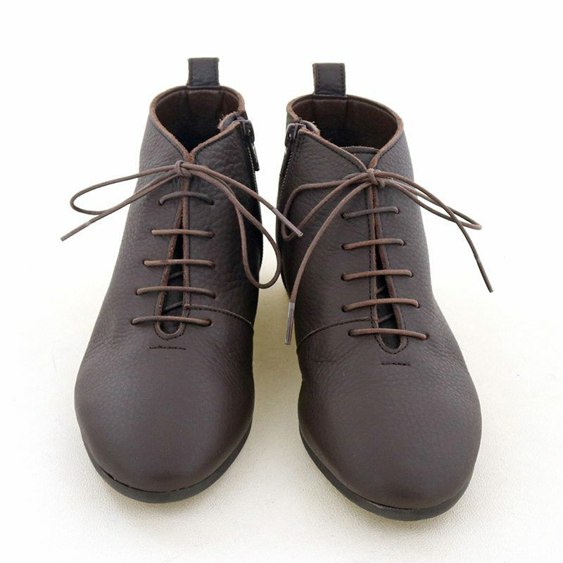 シンプルでミニマルなレースアップデザイン