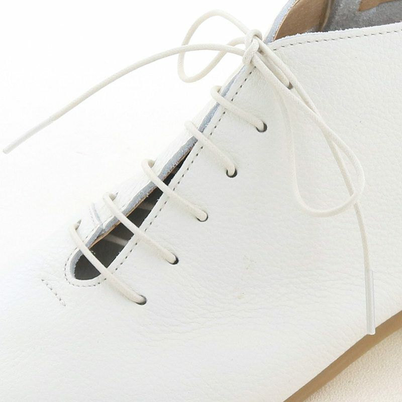 一枚革でシンプルな細ひもだからすっきりきれい見え