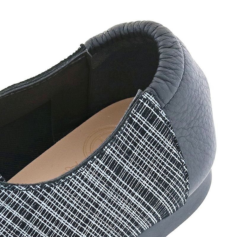 かかとのゴム使いで脱げにくくフィットします