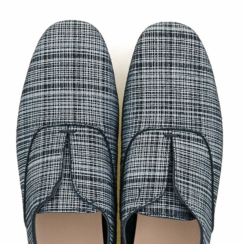 甲部分に入ったスリットで脱ぎ履きも楽ちん