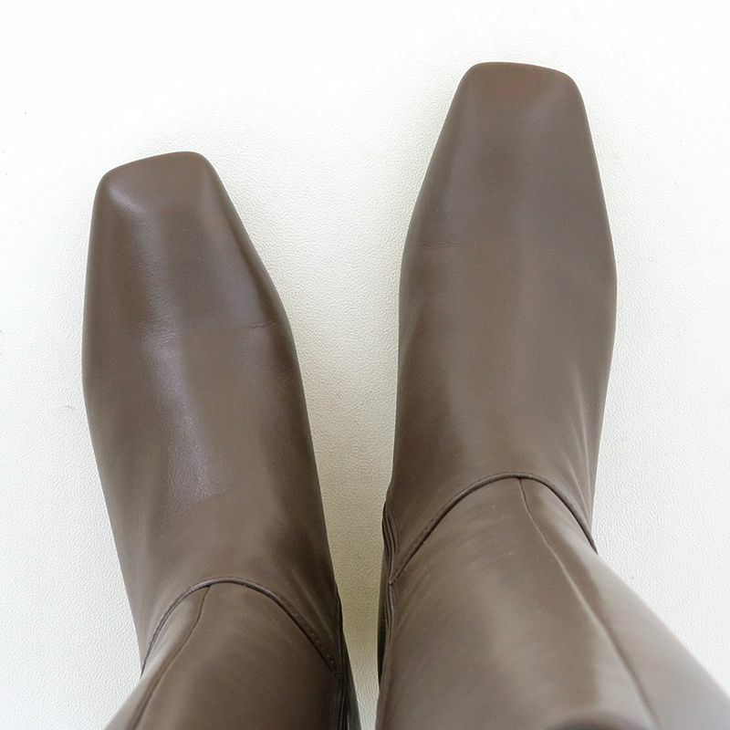 きりっとスクエアトゥで旬なムード