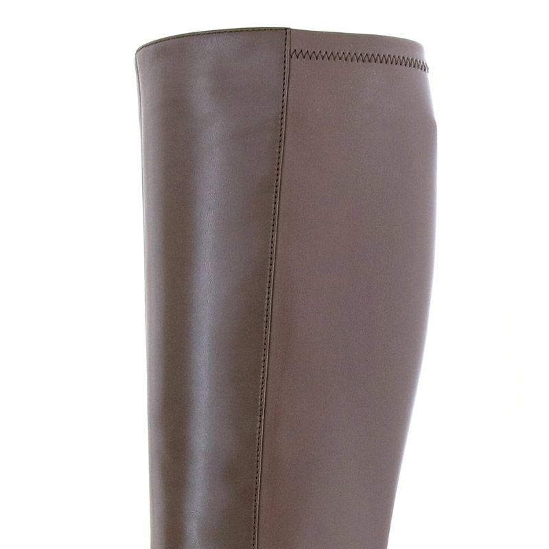 ストレッチレザーで美脚効果◎