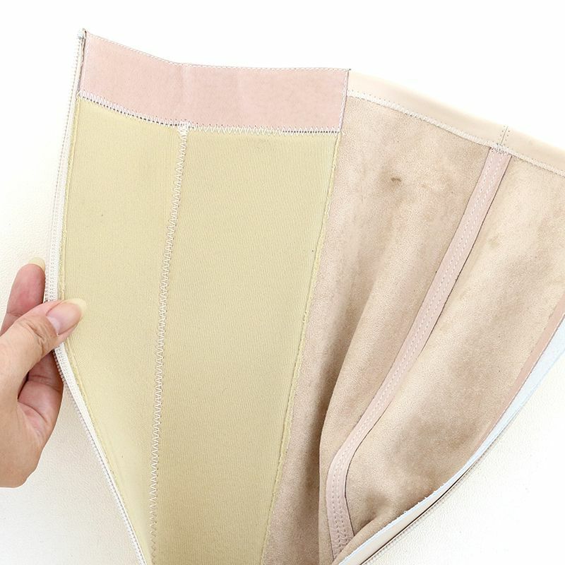 内側はやわらかいスポンジで包まれます