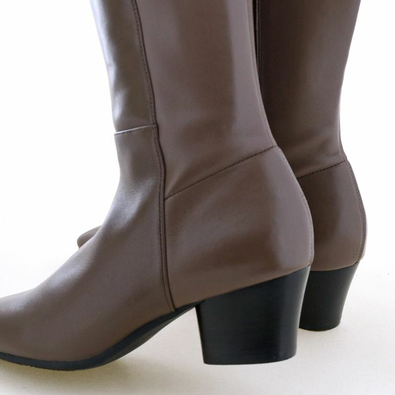 安定感ある太ヒールはちょうどよい高さ