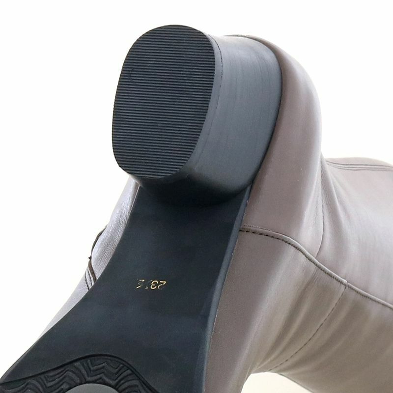 少し丸みのあるヒールが品よくおしゃれです