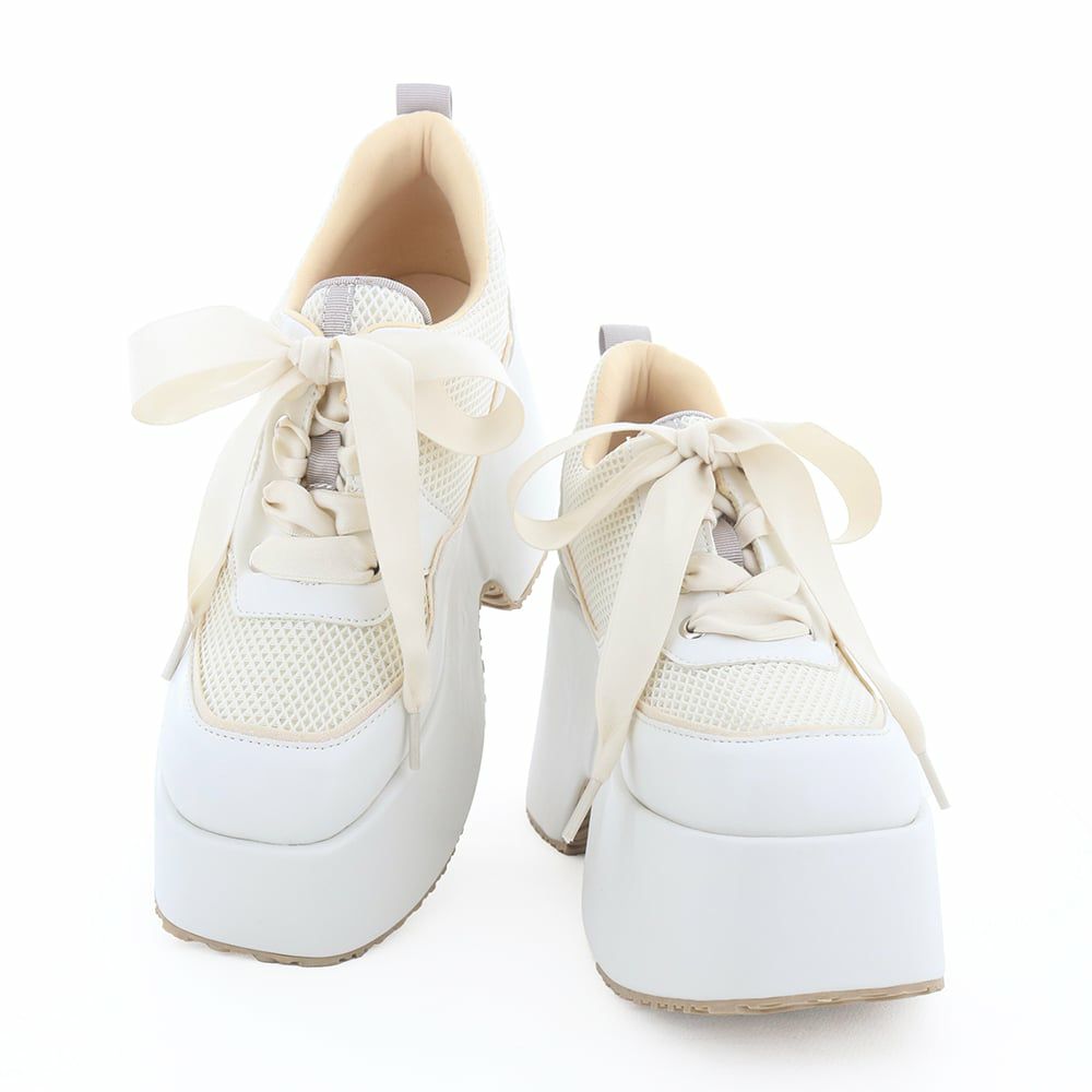 リボンディティールが甘さを引き立て、マニッシュ過ぎない絶妙バランス