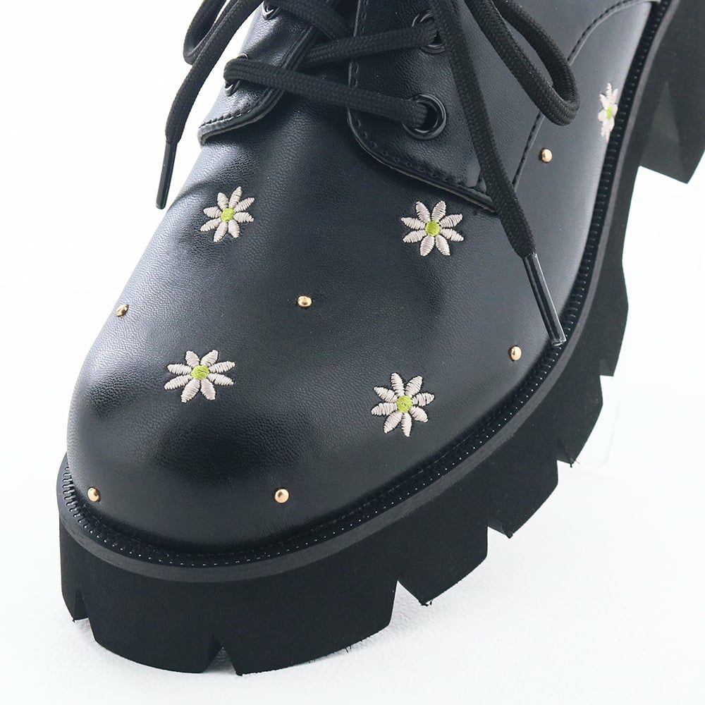 ピンクベージュ×グリーンの花柄にゴールドのスタッズがアクセント（ブラックコンビ）