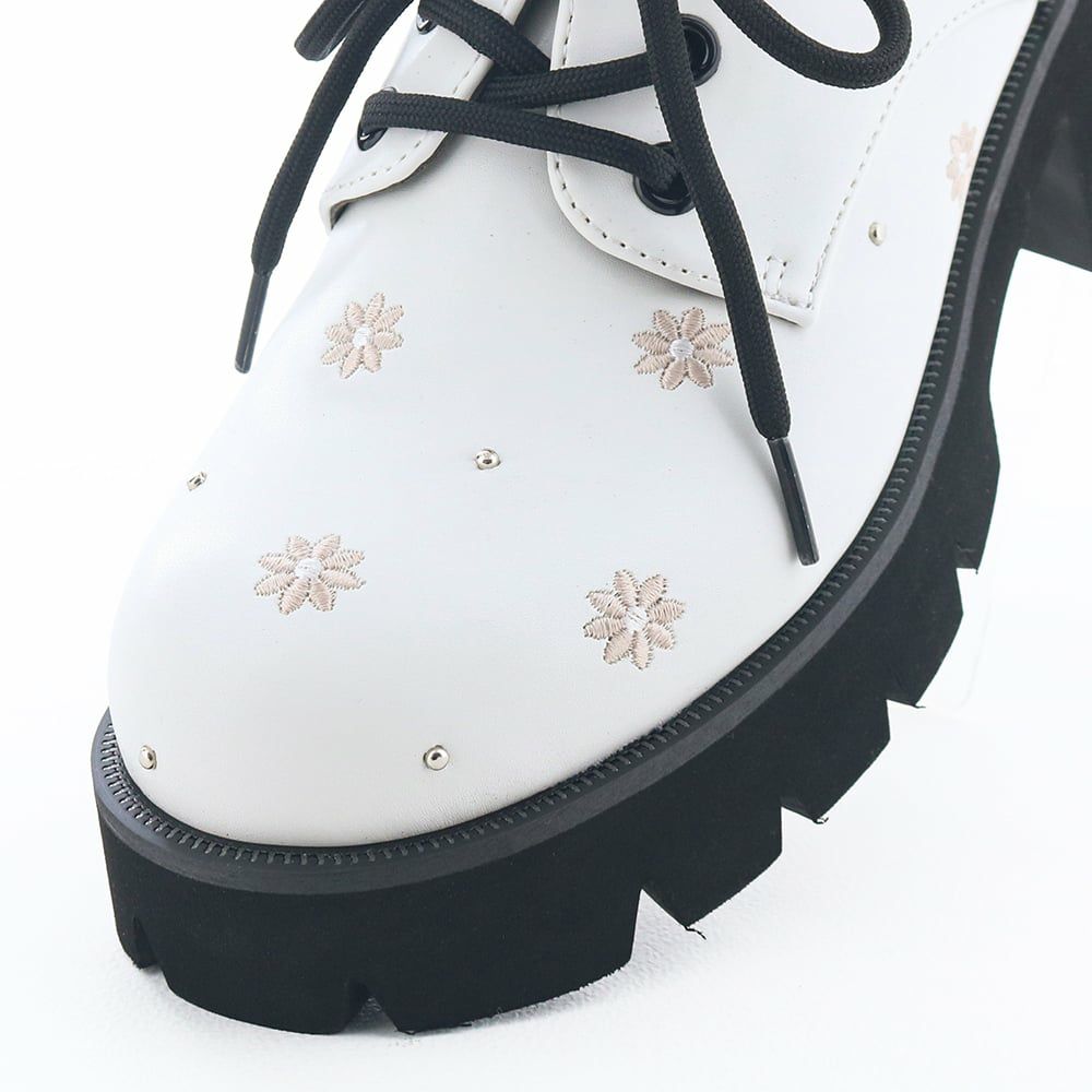 ピンクベージュ×ホワイトの花柄にシルバーのスタッズがアクセント（オフホワイトコンビ）