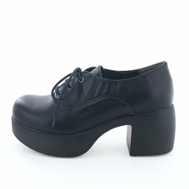 ころんとしたフォルムがどこかレトロなレースアップシューズ