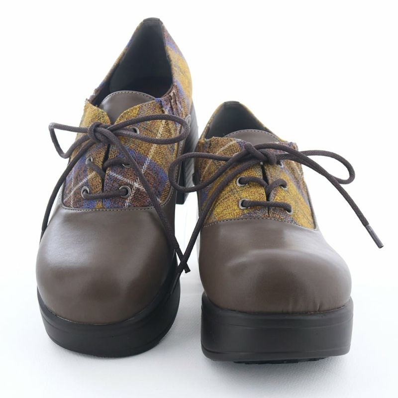 byあしながおじさんらしい素材使いで足元に存在感をプラス