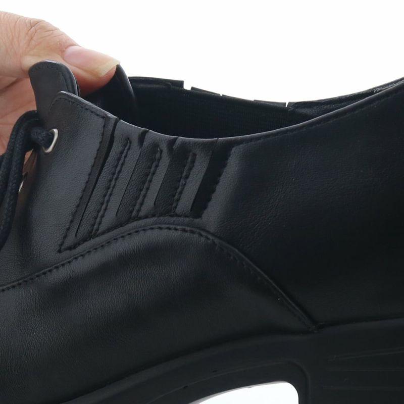 履き口の両サイドにゴムをあしらい、紐をほどかなくても足入れが可能に