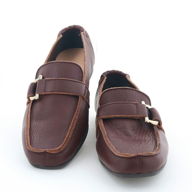 長めのトゥラインでパンツスタイルとも好相性な一足