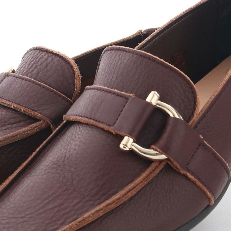 ソフトな佇まいをキリっと引き締める大きめバックル