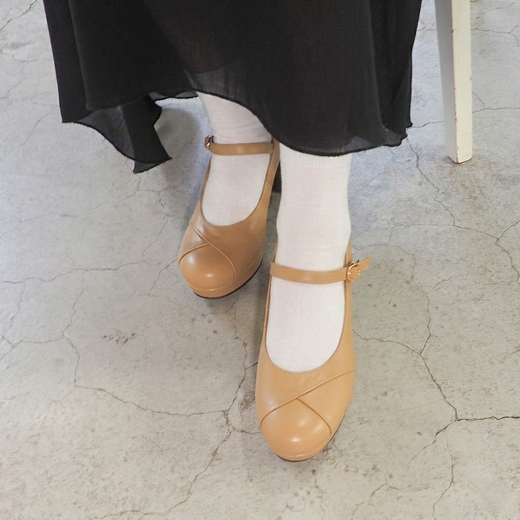 ベージュ