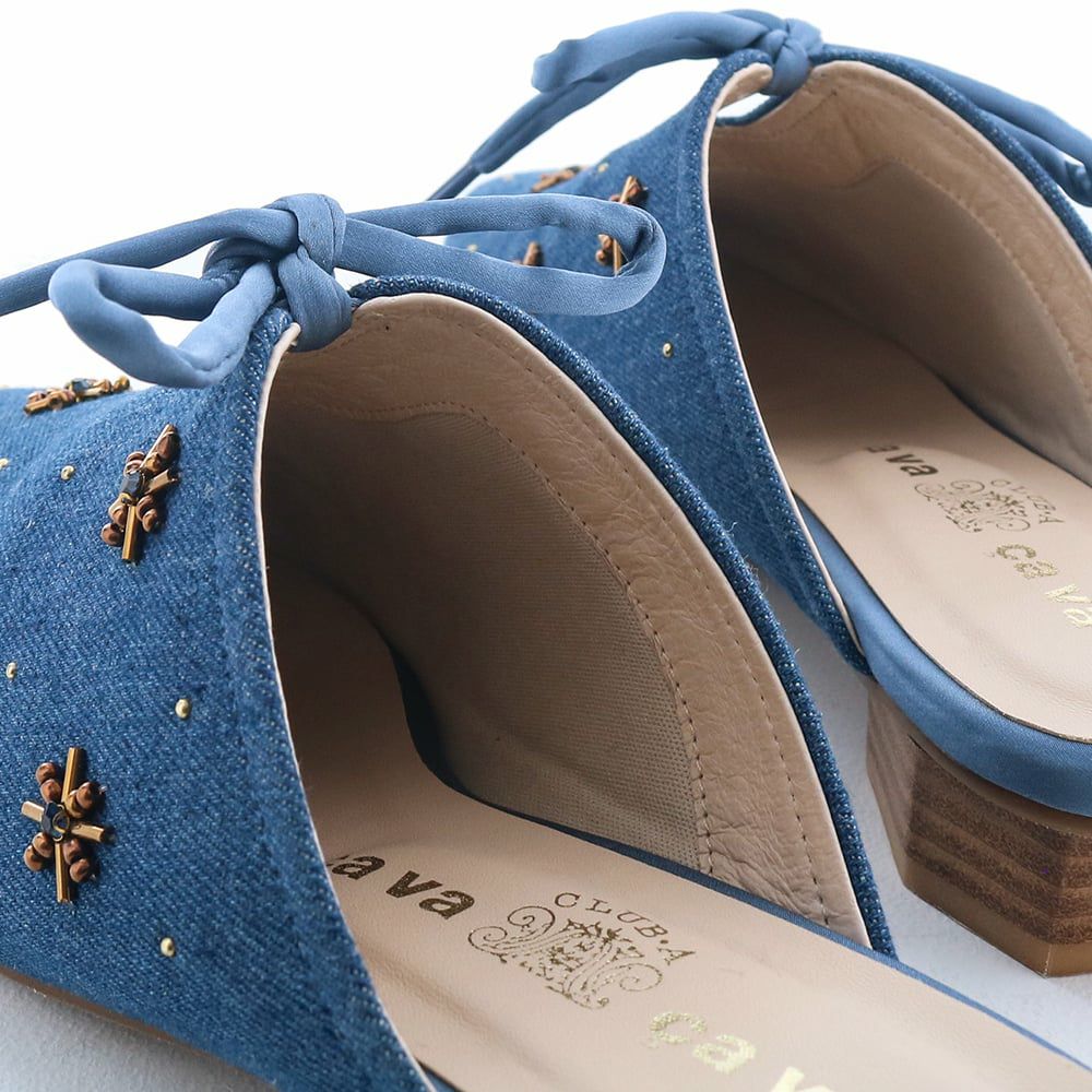 裏地はスポンジ入りのふっくら生地で包み込まれる履き心地