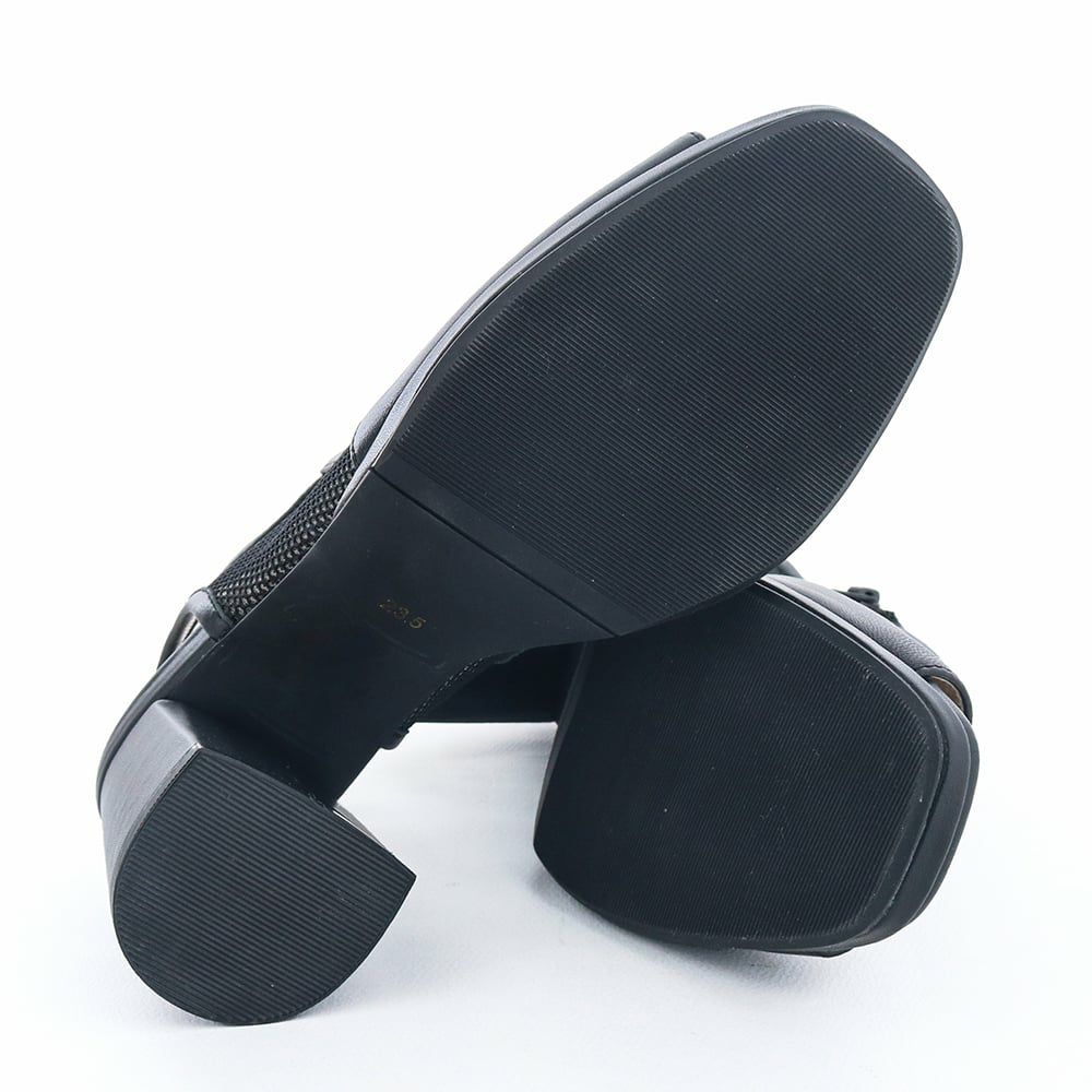 ソール全体に厚みがありヒール傾斜は6.0cmほど