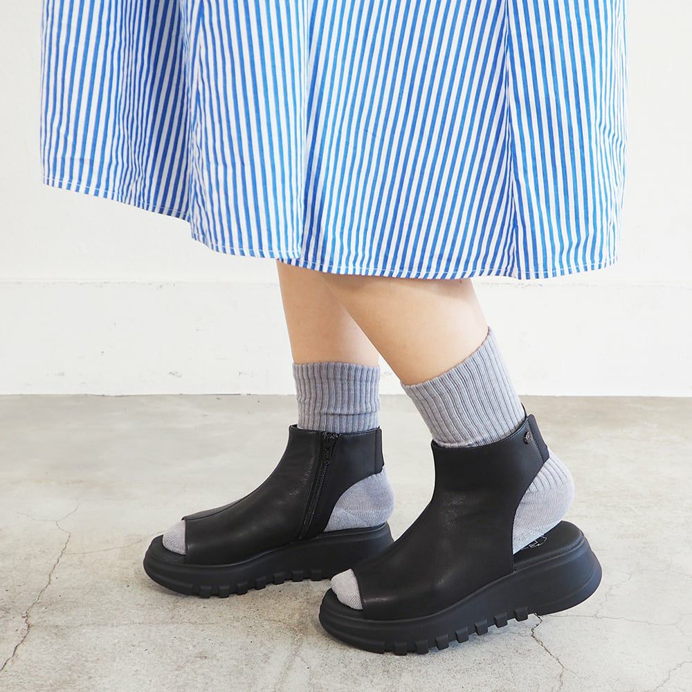 ブラック