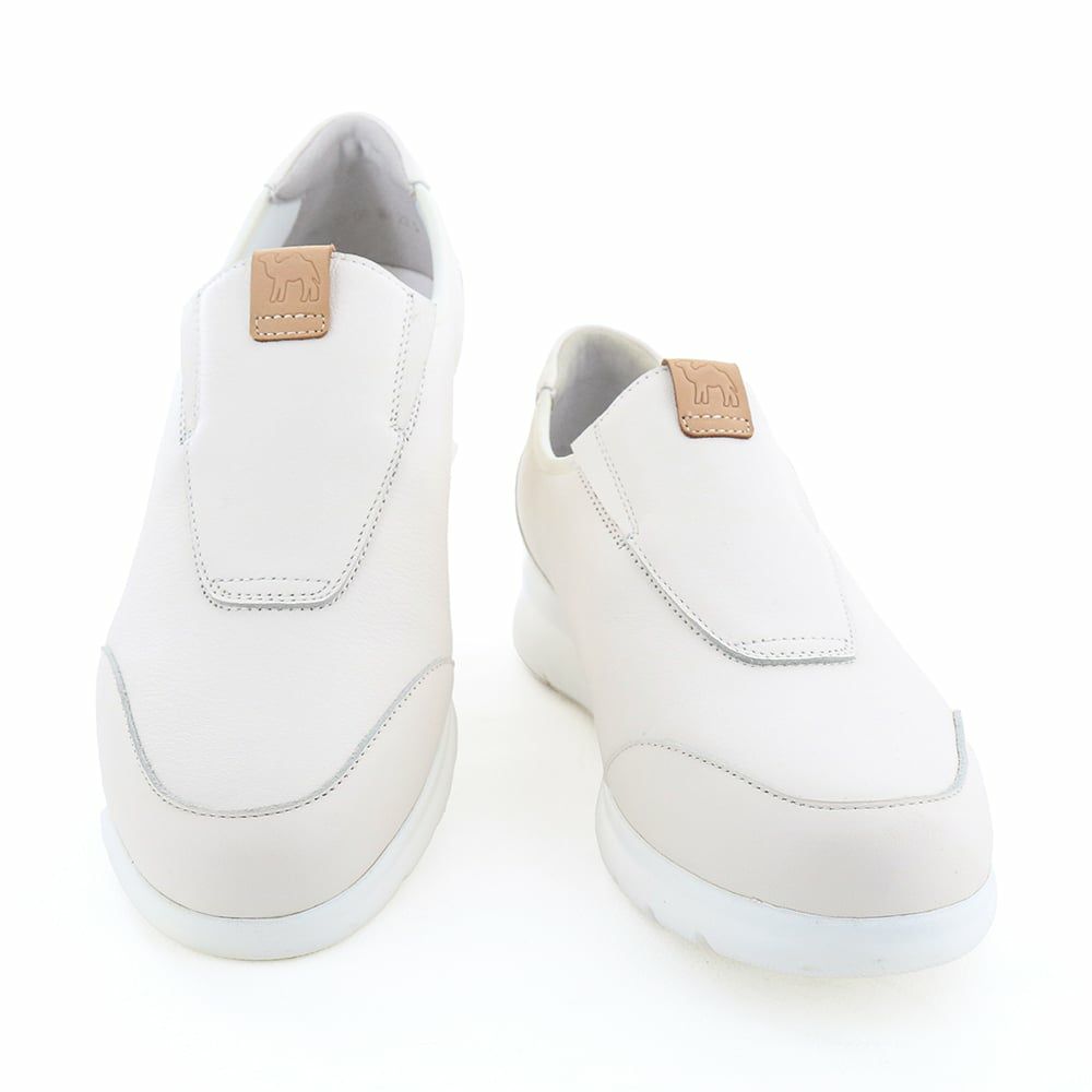 気軽にサッと履けて疲れない。レザーの風合いできちんと見えもするデザインです