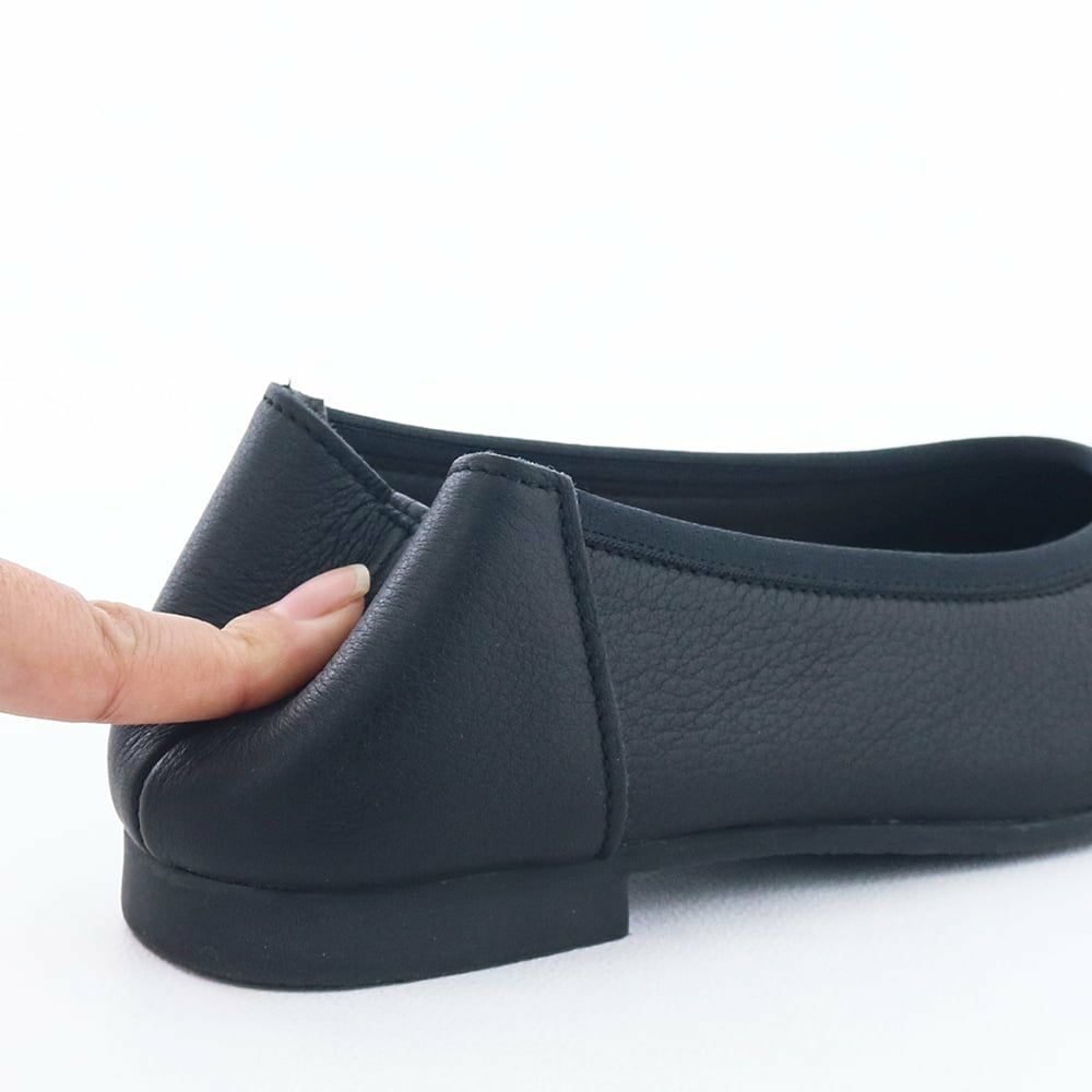 かかとは硬い芯を使わずソフトに。靴擦れしにくくなっています