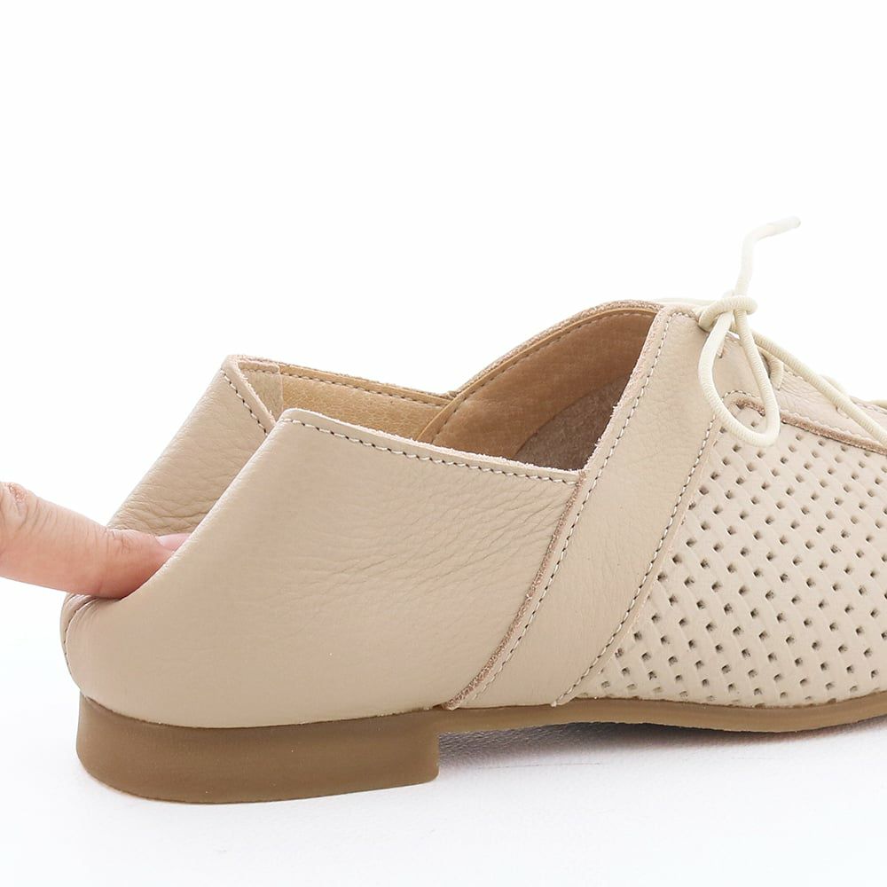 かかとには硬い芯を使わずソフトな作り。靴擦れしにくくなっています